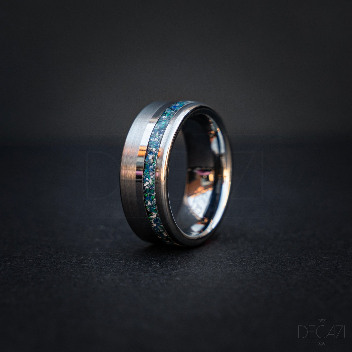 Zilverkleurige tungsten herdenkingsring met blauwe opaal en as-inleg (samengesteld). 8 mm breed, comfort fit en gepolijst/gebosteld voor mooi contrast.