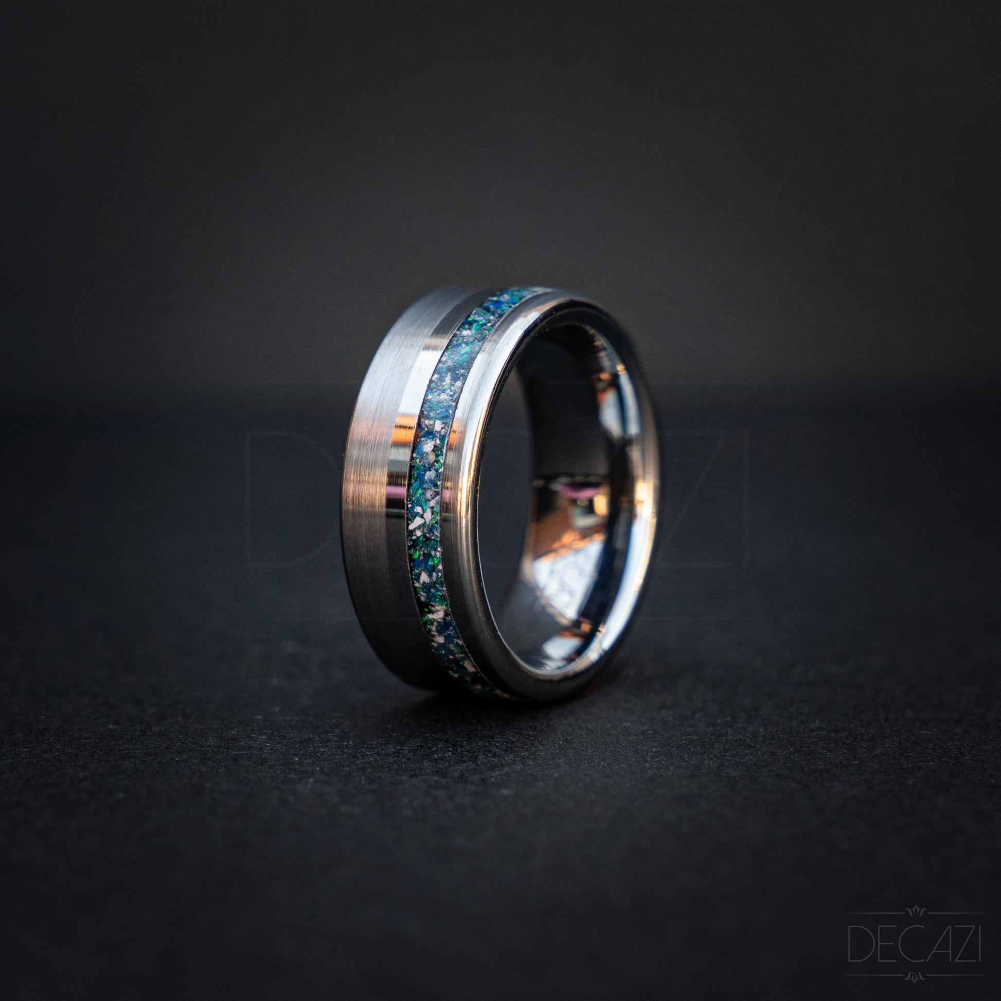 Zilverkleurige tungsten herdenkingsring met blauwe opaal en as-inleg (samengesteld). 8 mm breed, comfort fit en gepolijst/gebosteld voor mooi contrast.