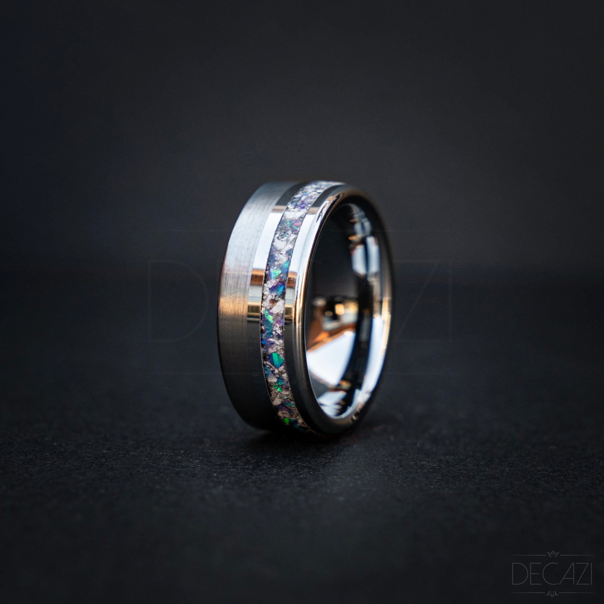 Zilverkleurige tungsten herdenkingsring met paarse opaal en as-inleg (samengesteld). 8 mm breed, comfort fit en gepolijst/gebosteld voor stijlvol contrast.